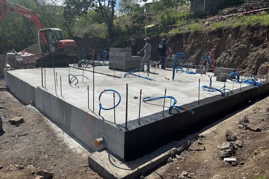 Dalle béton coulée avec réseaux en attente et équipe Chesneau sur le chantier