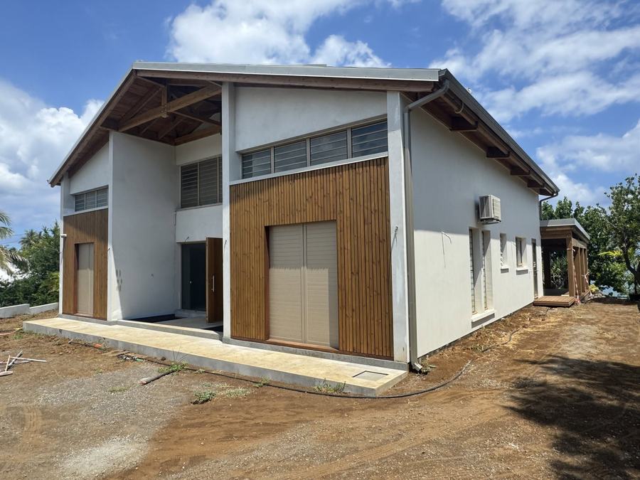 Maison individuelle neuve avec bardage bois et charpente apparente