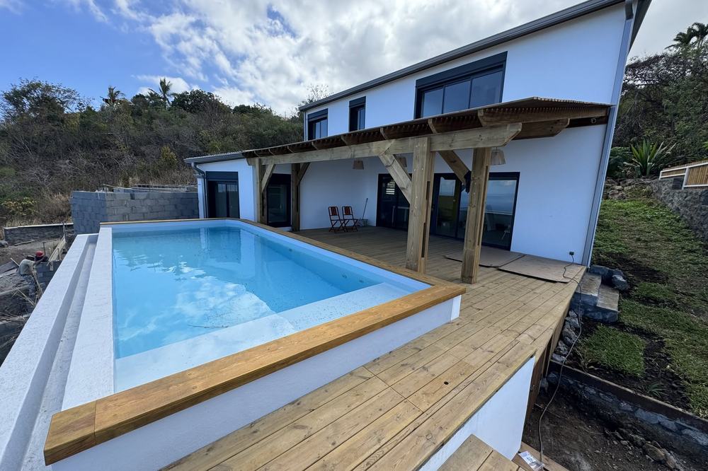 Maison à étage avec piscine, terrasse bois et varangue sous pergola